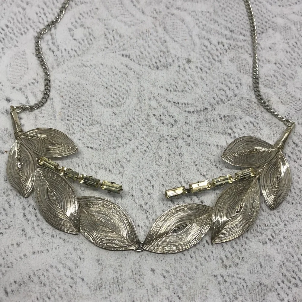 VINTAGE silver tone leafy elegant statement necklace